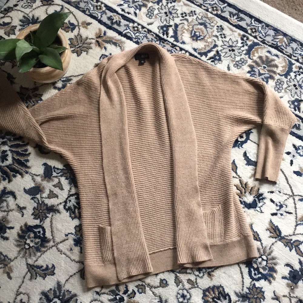 A cardigan sweater color, super cute & comfy 💕